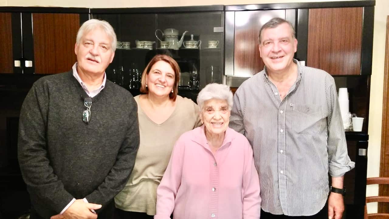 Claudio Bosca (a sinistra) con la mamma, la sorella e il fratello nel 2007.jpg