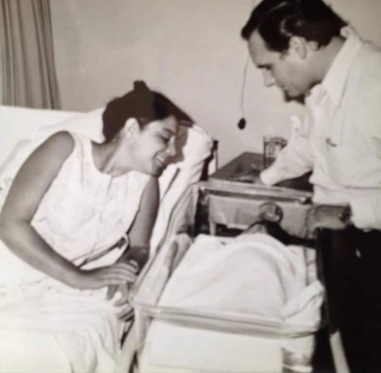 Beatriz Allende Bussi, madre de Alejandro, tras dar a luz de Alejandro y con su padre Luis Fernández Oña_Provided.jpeg