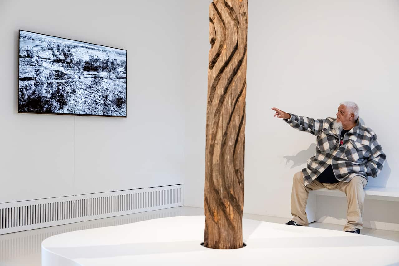 Gamilaraay Elder, Greg Bulingha Griffiths with century-old dhulu. Photo © Museum der Kulturen Basel, photographer Omar Lemke.jpg