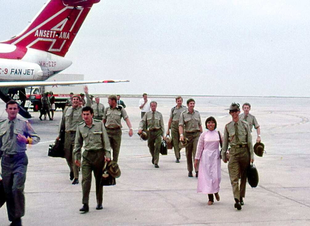 1971-03 [05] Tuyet & Steve's Arrival Home - Essendon Airport.jpg