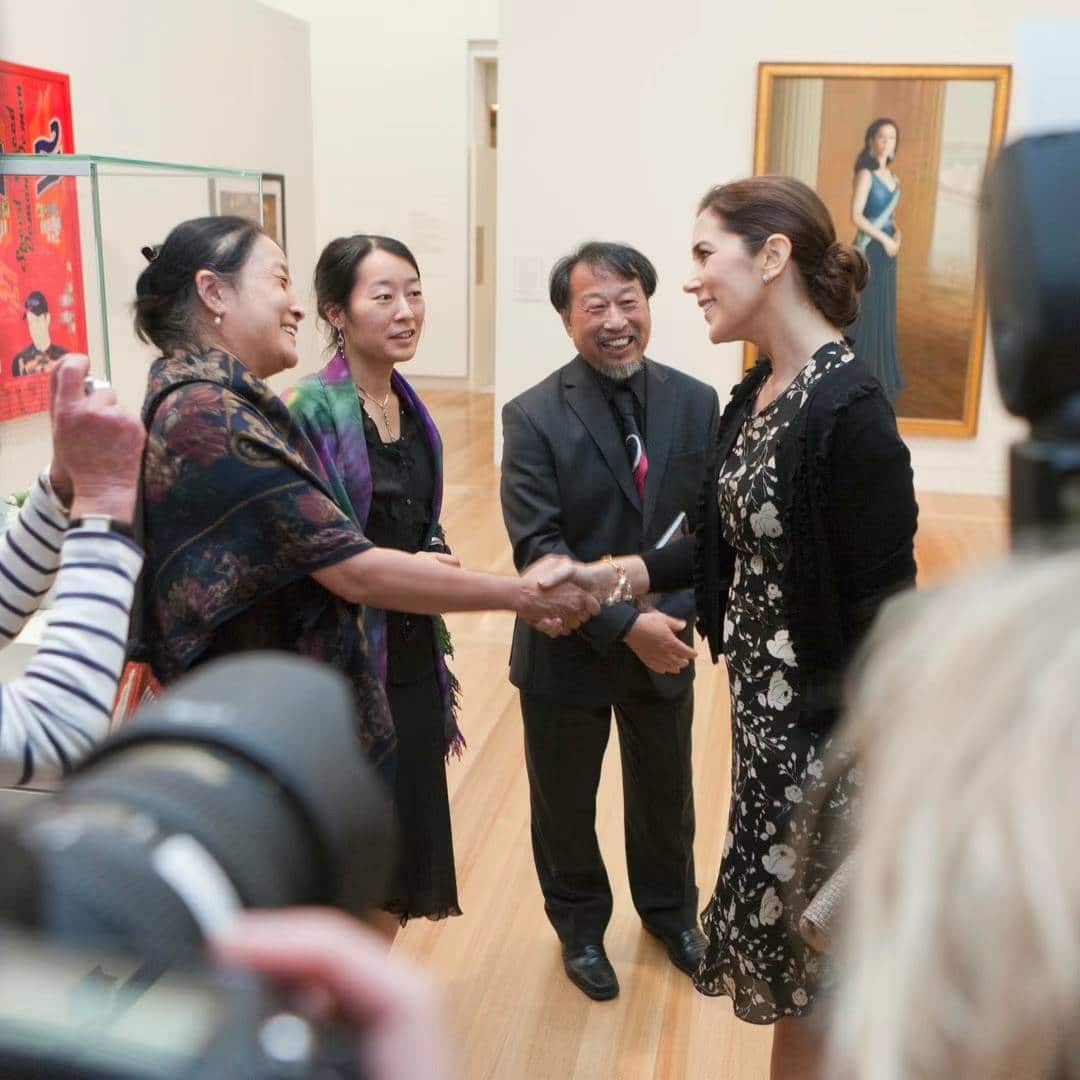 Queen Mary Meets Shen Jiawei and His Wife Wang Lan While Viewing Her Portrait.(Supplied by Shen Jiawei)