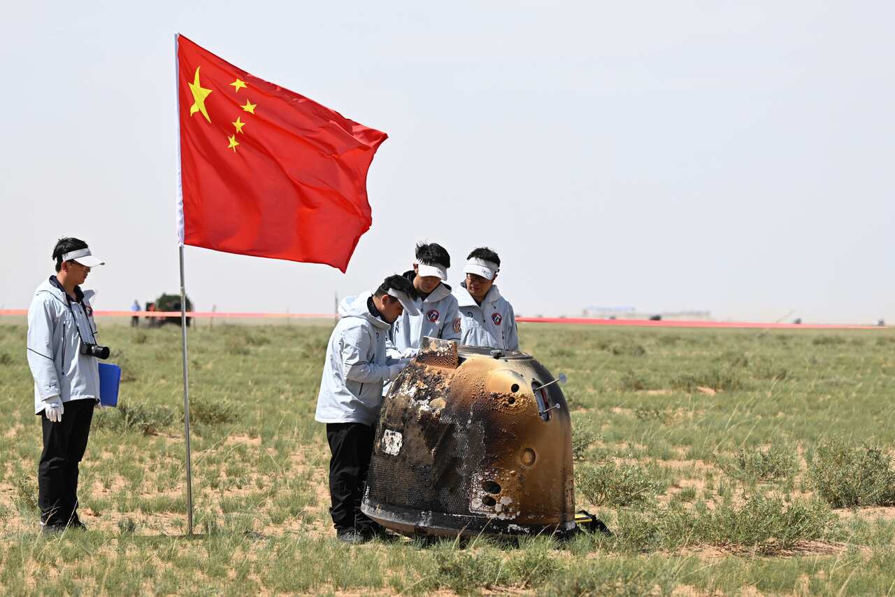 Chang'e-6 lands in the Inner Mongolia desert