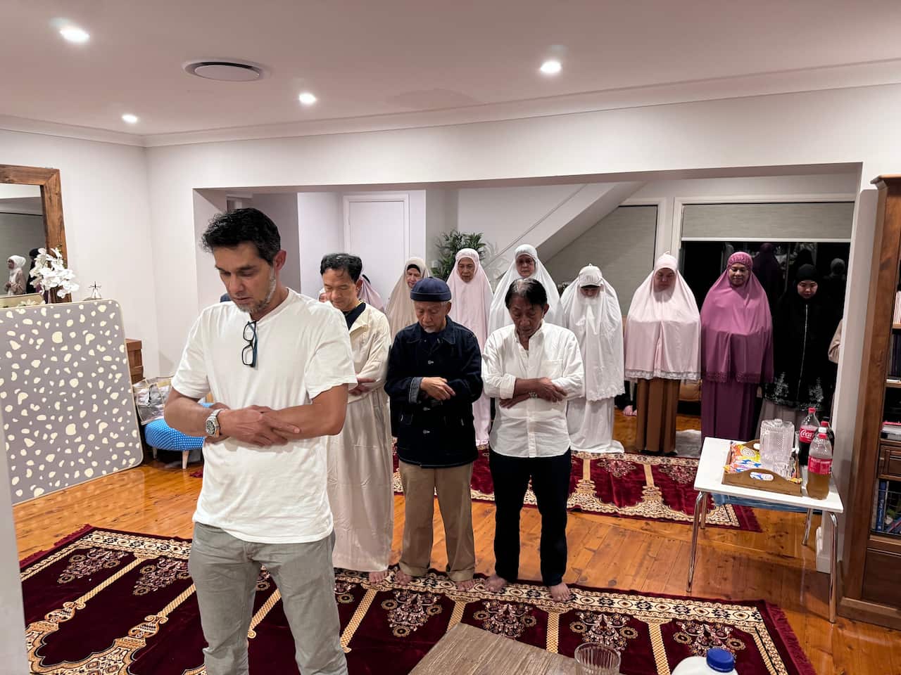 Thai Muslim pray together.jpg
