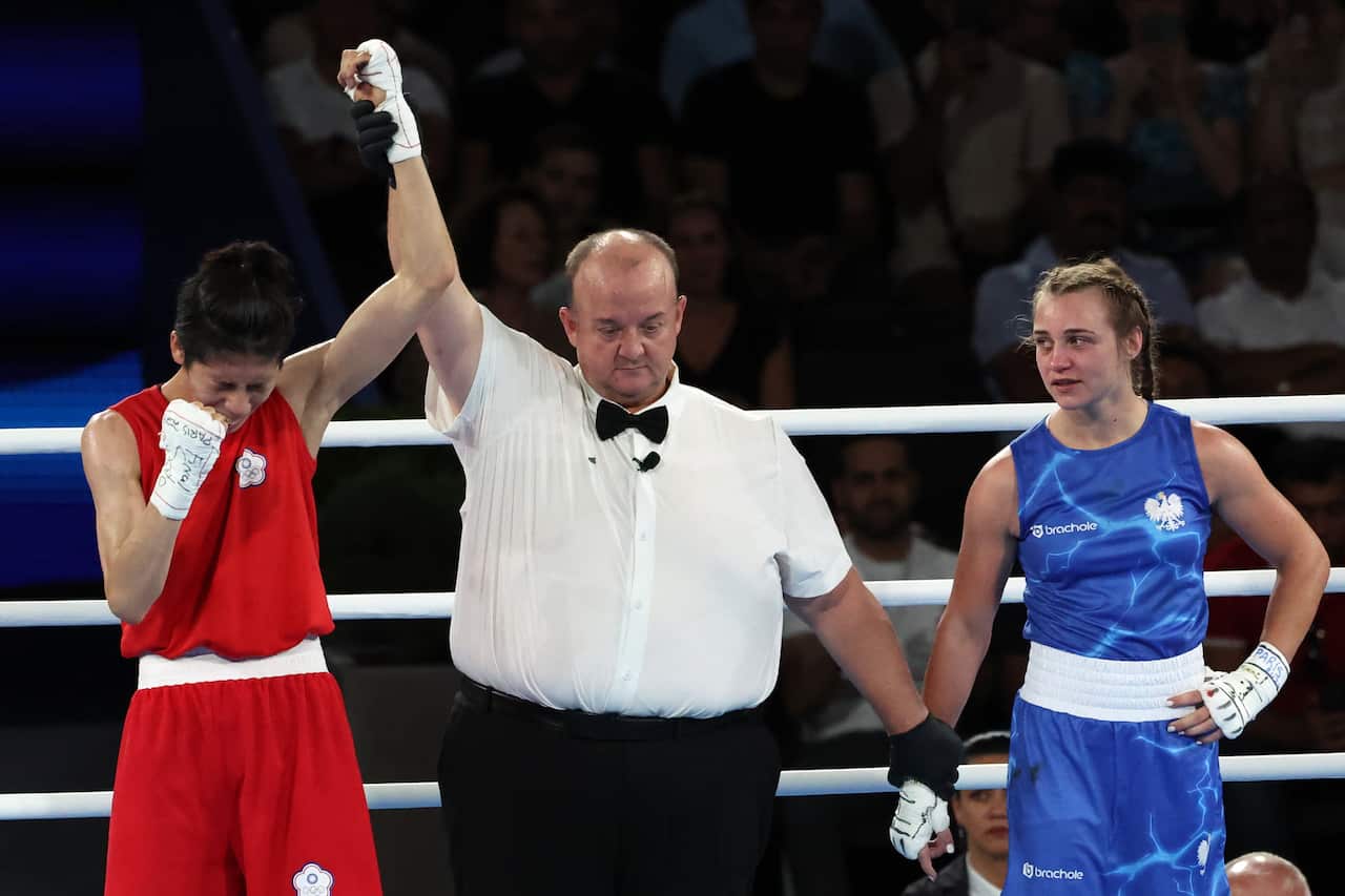 Referee Jeffery Verhoeven of Canada announces Yu Ting Lin of Taiwan as the winner against Julia Szeremeta of Poland.
