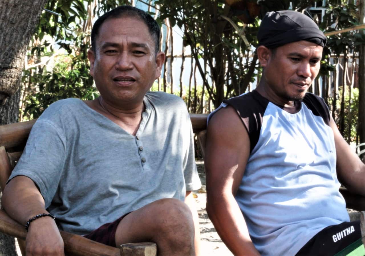 Emilio Viaña's grandsons Emilex and Millandro sitting under a tree