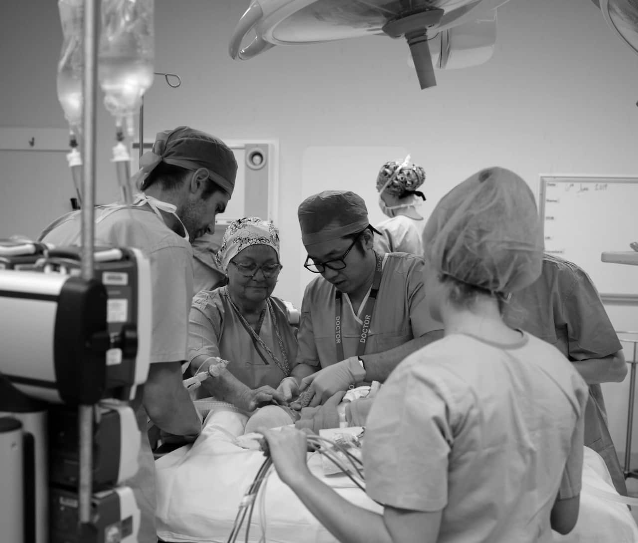 Dr Gary Yang kawm hno tshuaj rau neeg mob ntawm tsev kho mob (Gary Yang).jpg