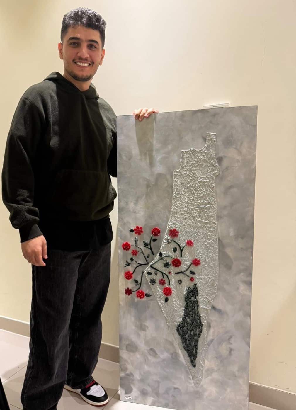 Mohammad Assaf with Painting by Hala Iskek.JPG