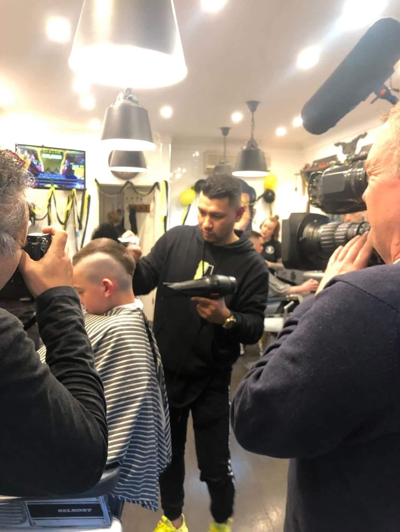 นักข่าวออสเตรเลียมาทำข่าวคุณศักรินทร์ขณะตัดผมทรงดัสติน โมฮอว์ก