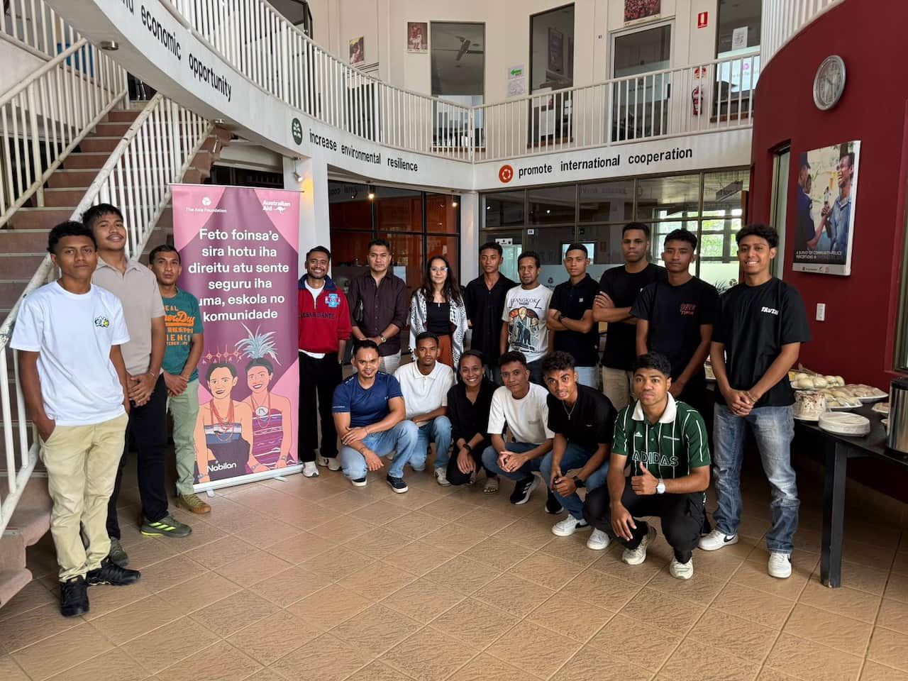 Membru no Atleta hosi Caesar Dante iha The Asia Foundation nia edifisiu iha Dili