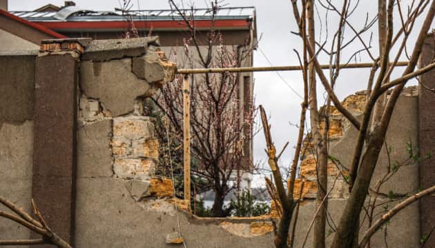 On April 26, 2023, Russian troops attacked the Kherson region 65 times, having fired 386 projectiles..jpg