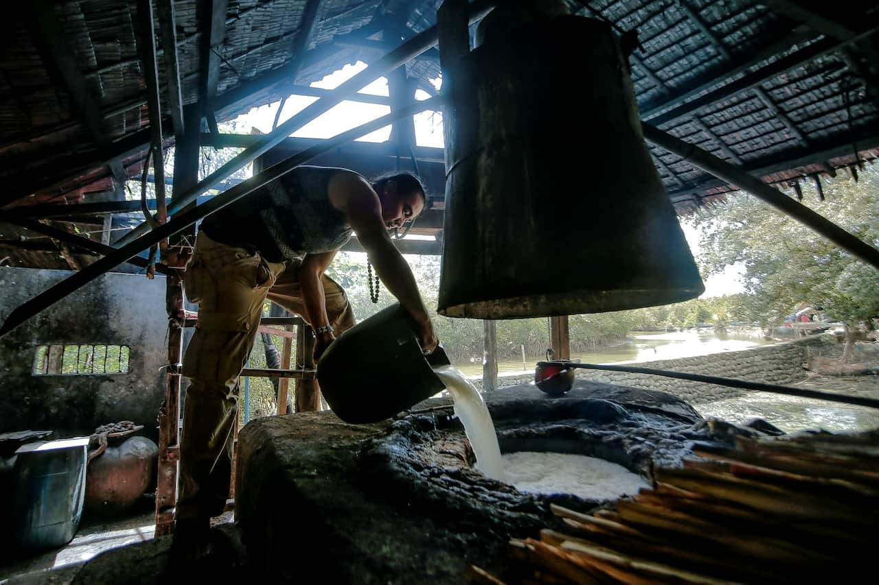 Kalel Demetrio distilling Lambanog in Quezon Province.jpg