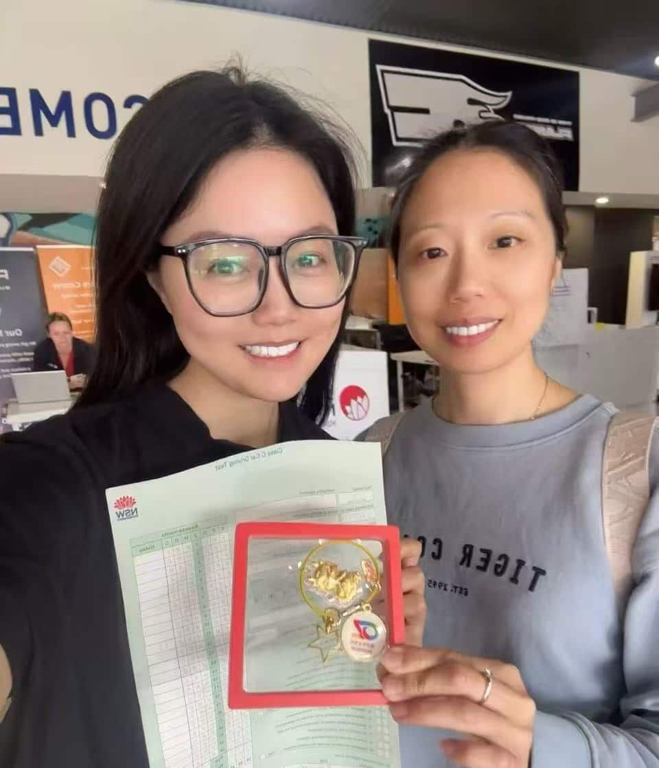 Branda (右一) 和学员在驾照考试后合影