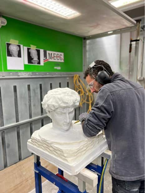 Roberto Colonetti in azione nella sua officina.