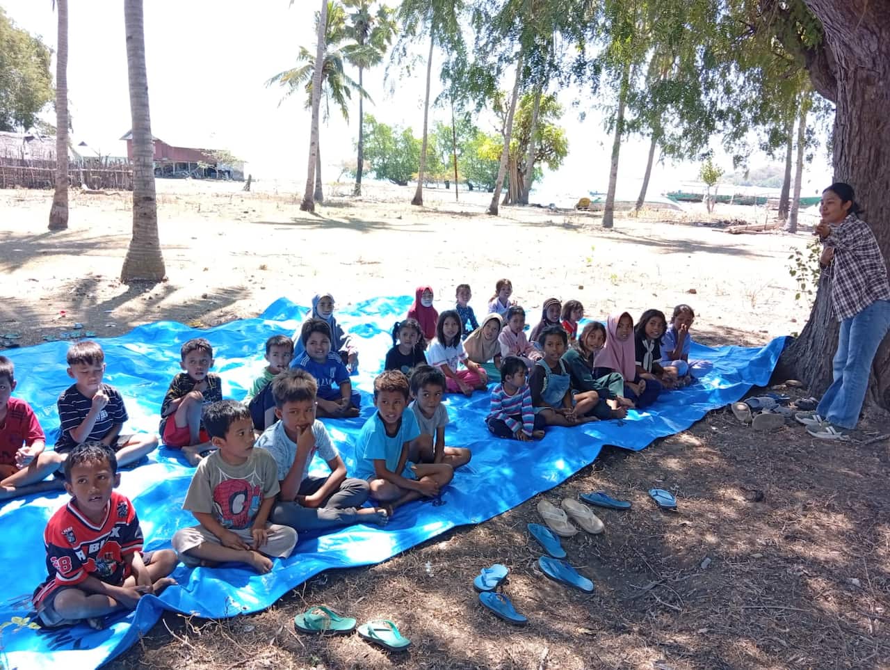 Kegiatan layanan bagi pengungsi yang dilakukan Mustakim dan relawan posko di sekitar daerah Riung, kabupaten Ngada, NTT. 