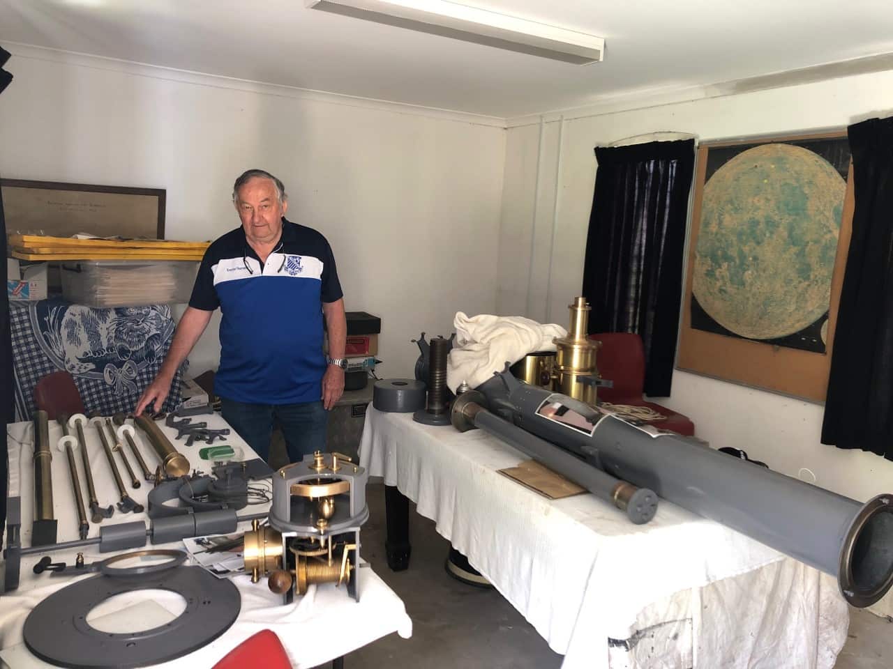 Riaditeľ hvezdárne St Ignatius' College Riverview, Bob Marsh vyučuje astronómiu a seizmológiu. Momentálne renovuje hlavný teleskop..jpg