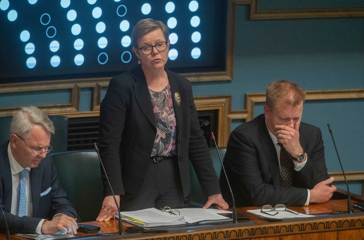 Finnish Foreign Minister Pekka Haavisto (l), Minister of the Interior Krista Mikkonen (c) and Minister of Defence Antti Kaikkonen (r) discuss NATO membership in Parliament. 