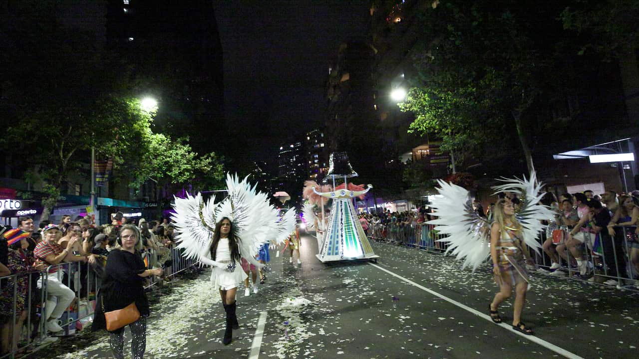 uma tradisional Timor nian hatudu iha Marxa Mardi Gras 2024