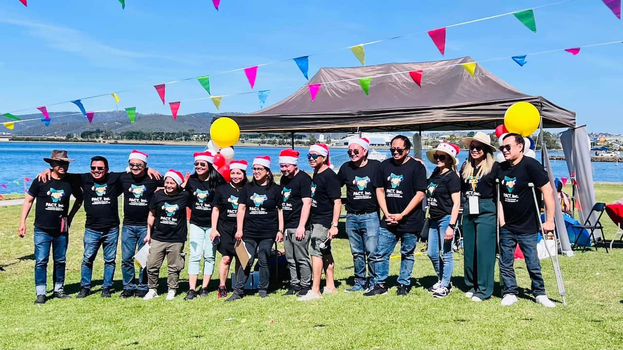 Jyosh Polea Vizcarra with Filipino community 2.jpg