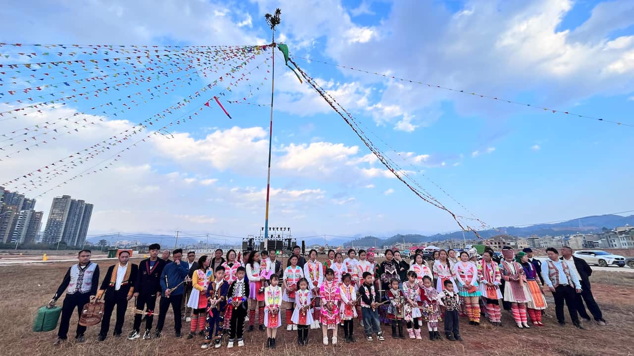 Hmoob Suav koom yees dua nrog ncej ntxheb ncej ntxhoo (Ntxawm Muas).jpg