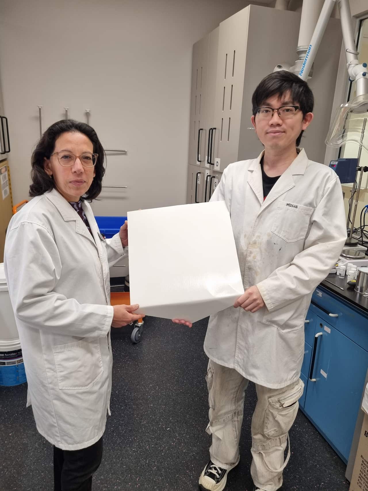 La Professoressa Chiara Neto  e il Dr Ming Chiu con il loro materiale ultra-riflettente rivestito di polimeri.