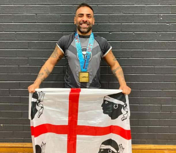 Nicholas Dore è nato a Milano, ma ha vissuto per anni in Sardegna.