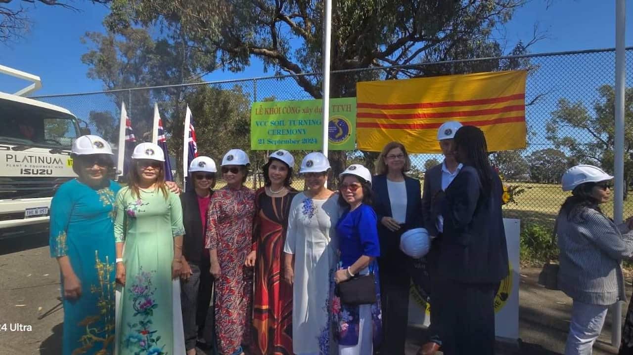 Giới phụ nữ với áo dài tha thướt.jpg