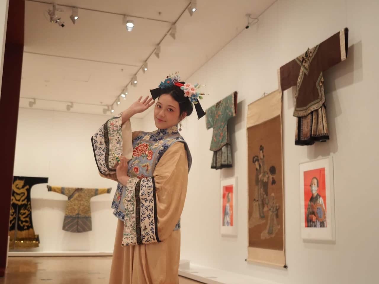 Cassie Chen wearing Chinese traditional clothing of Qing Dynasty