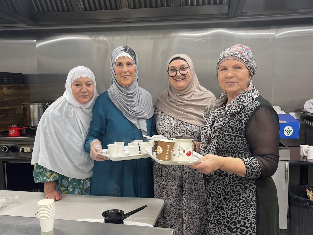 Vrijedne zene u dzamiji Deer Park pripremi kafe i kplaca za Bajram (2).jpg