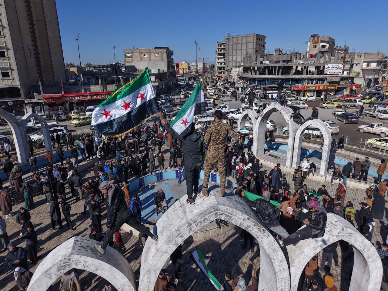 Raqqa residents celebrate ceasefire agreement, takeover by Syrian government