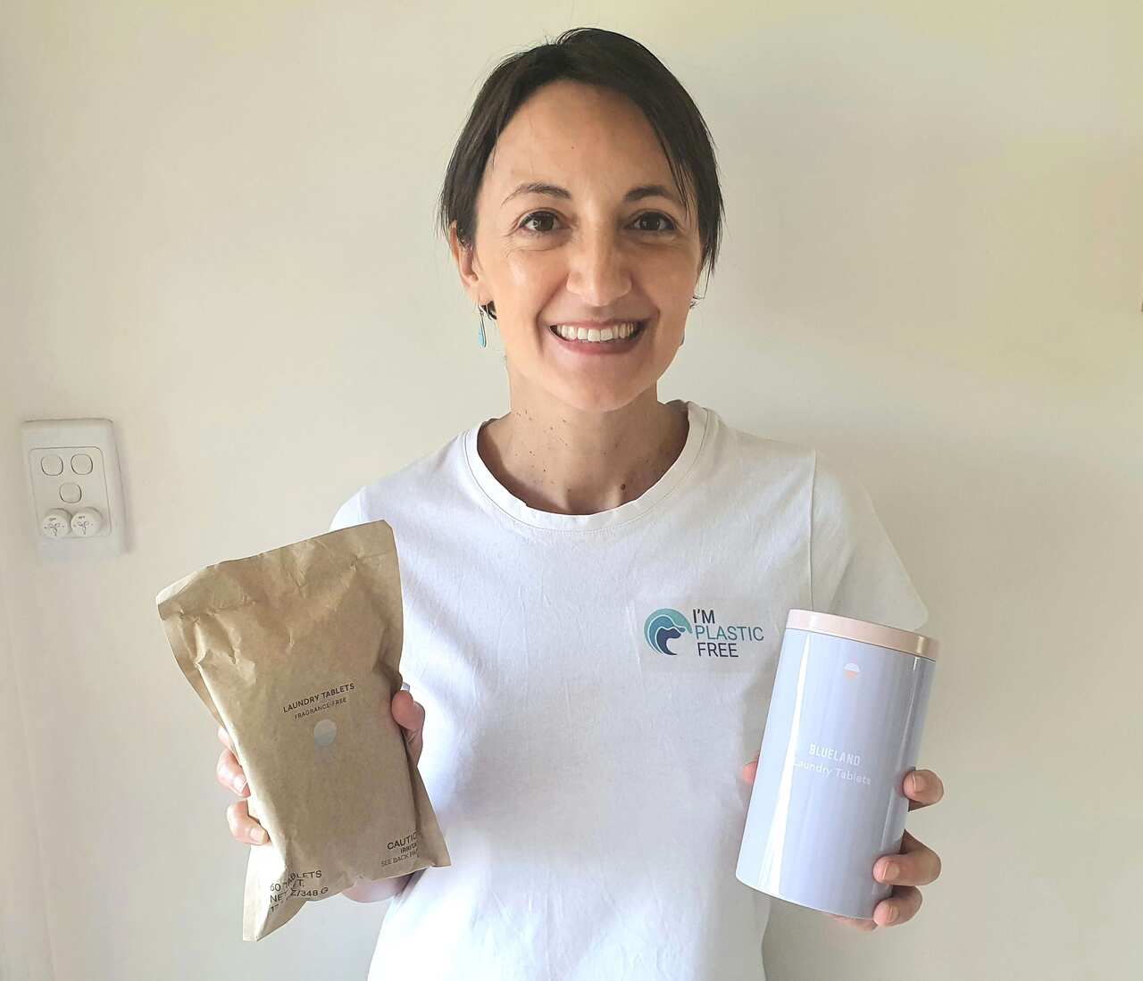 Simona Paganetto con alcuni dei prodotti recensiti nel suo sito.