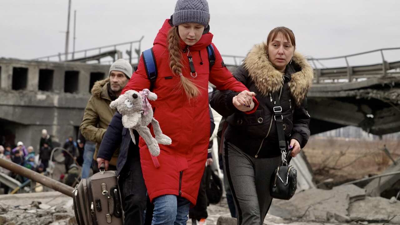 In Irpin, a strategic suburb west of Kyiv, desperate civilians try to flee bombings and the arrival of Russian troops. 