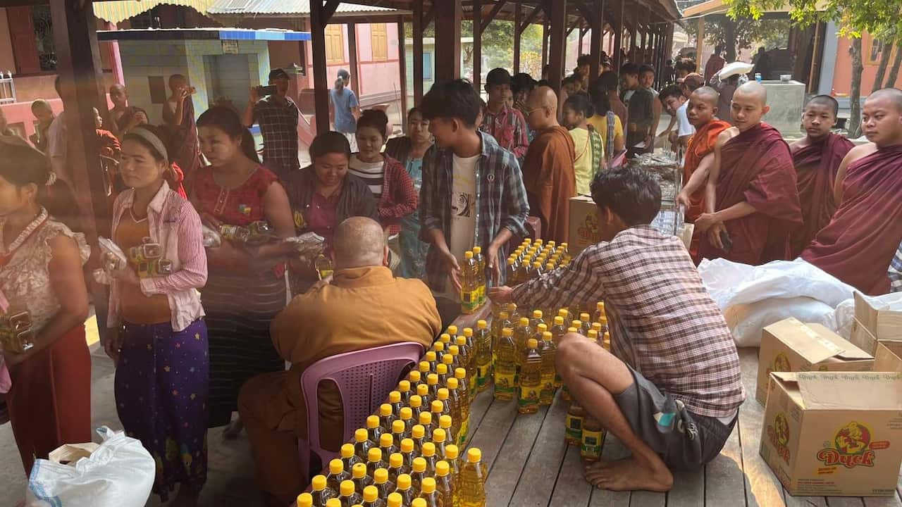 lãnh hàng cứu trợ.JPG