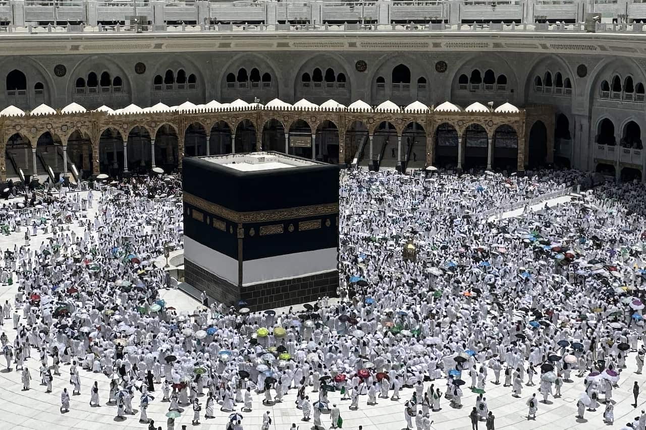 A large number of pilgrims perform prayers in Mecca.