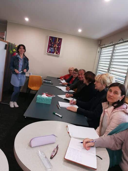 Викладач англійської мови п-і Тетяна Толкачова з групою новоприбулих українців у часі навчання.jpg