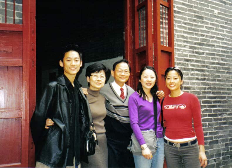 5 - 2004 年携家人回鄉尋根.jpg