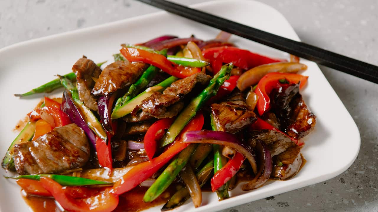 Beef with asparagus and capsicum