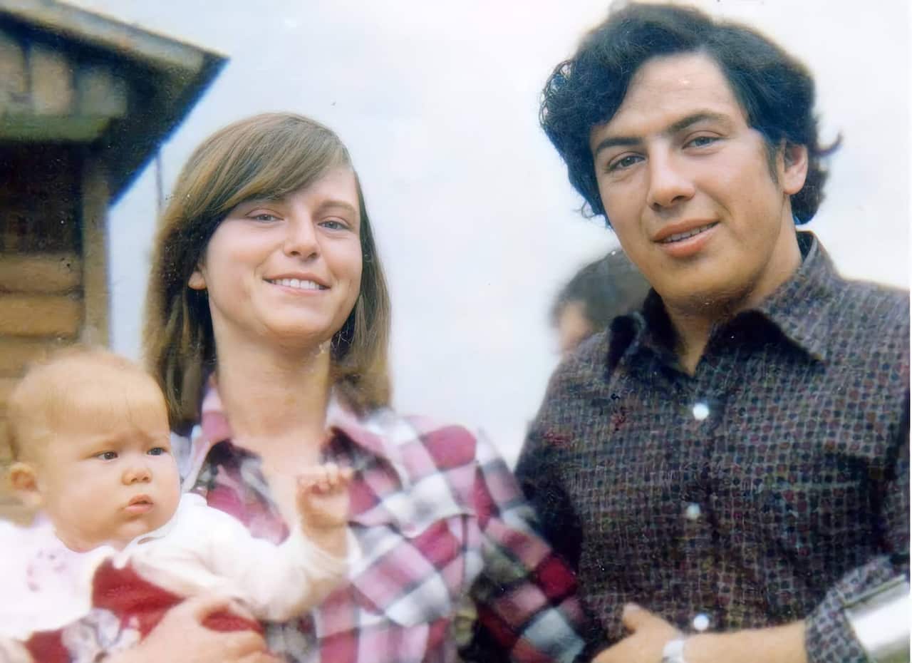 Claudia poblete con su padre y madre biologicos.jpg