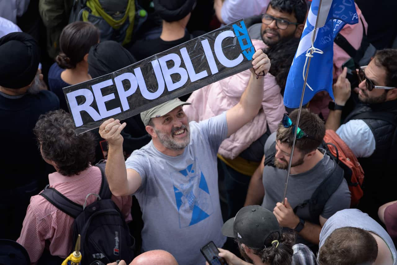 A man with a sign reading: "republic now"