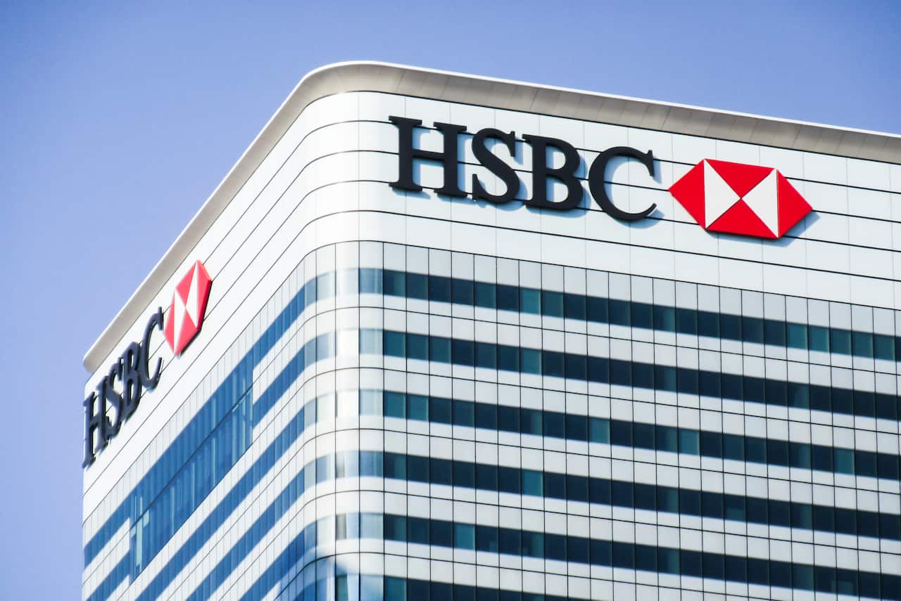 An image of a large skyscraper with the acronym "HSBC" and a red and white logo beside it.