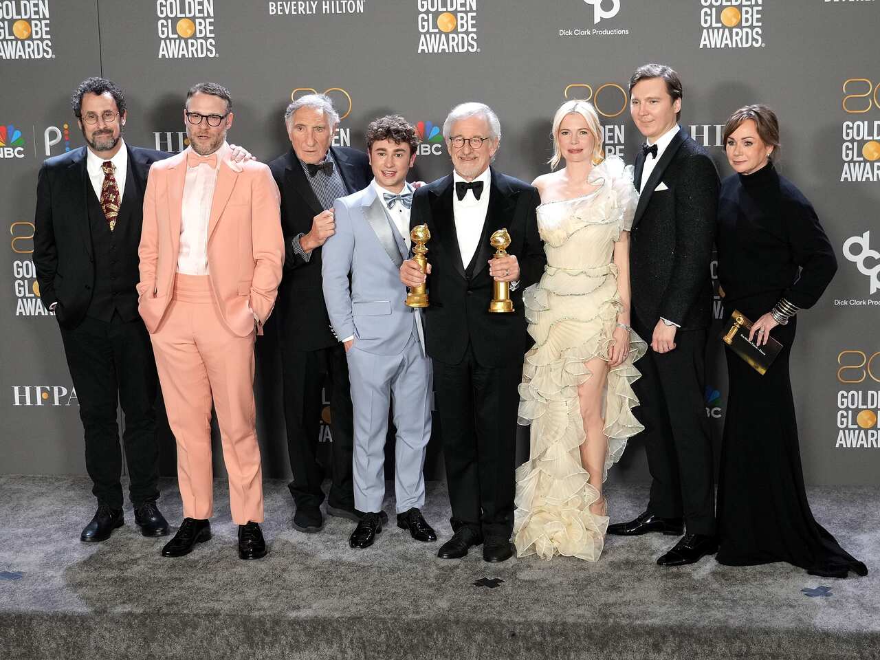 Tony Kushner, Seth Rogen, Judd Hirsch, Gabriel LaBelle, Steven Spielberg, Michelle Williams, Paul Dano, and Kristie Macosko Krieger, pose with two Golden Globe awards.