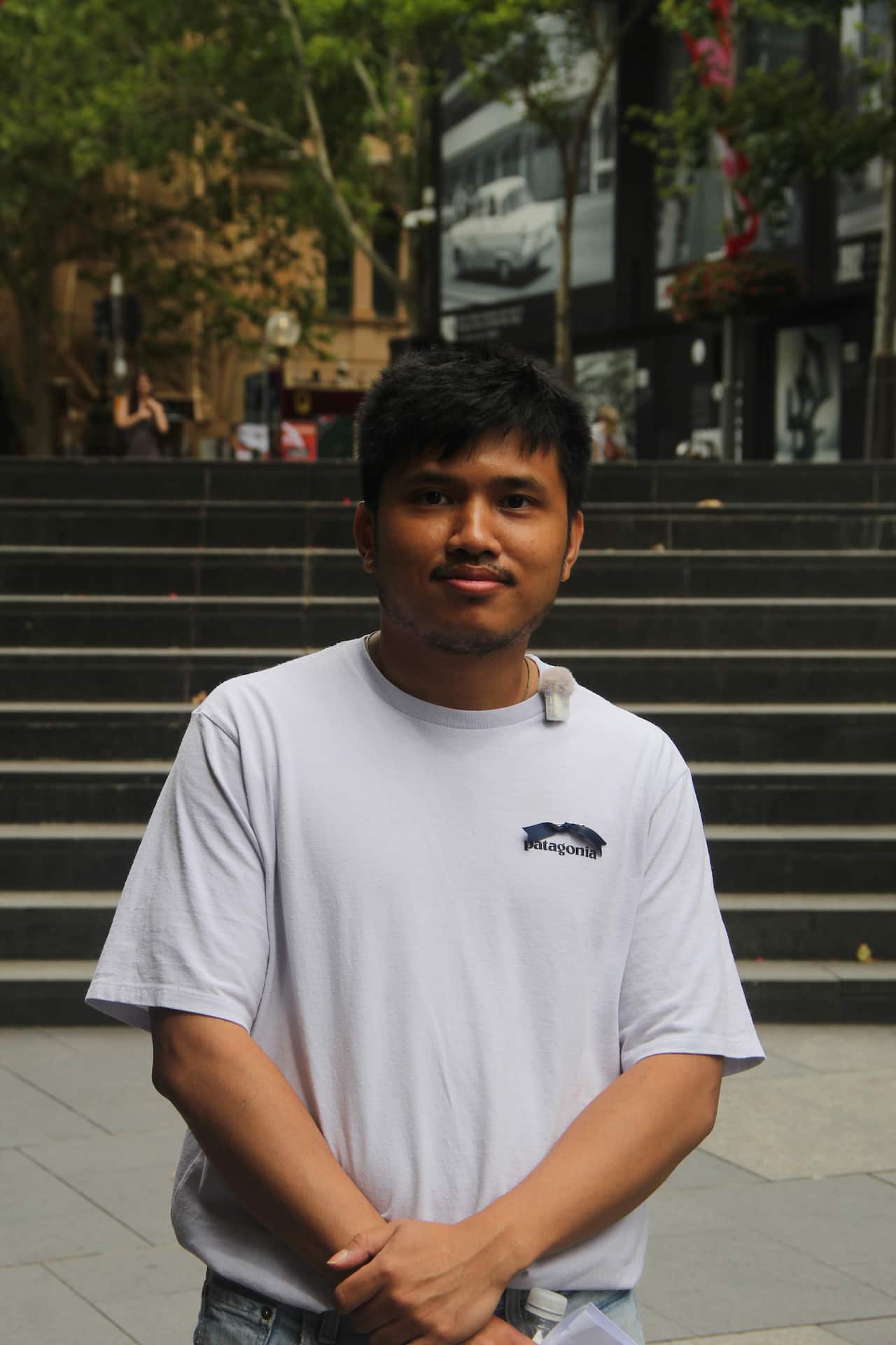 移民律师Ko Ko Aung在集会现场帮助协调。