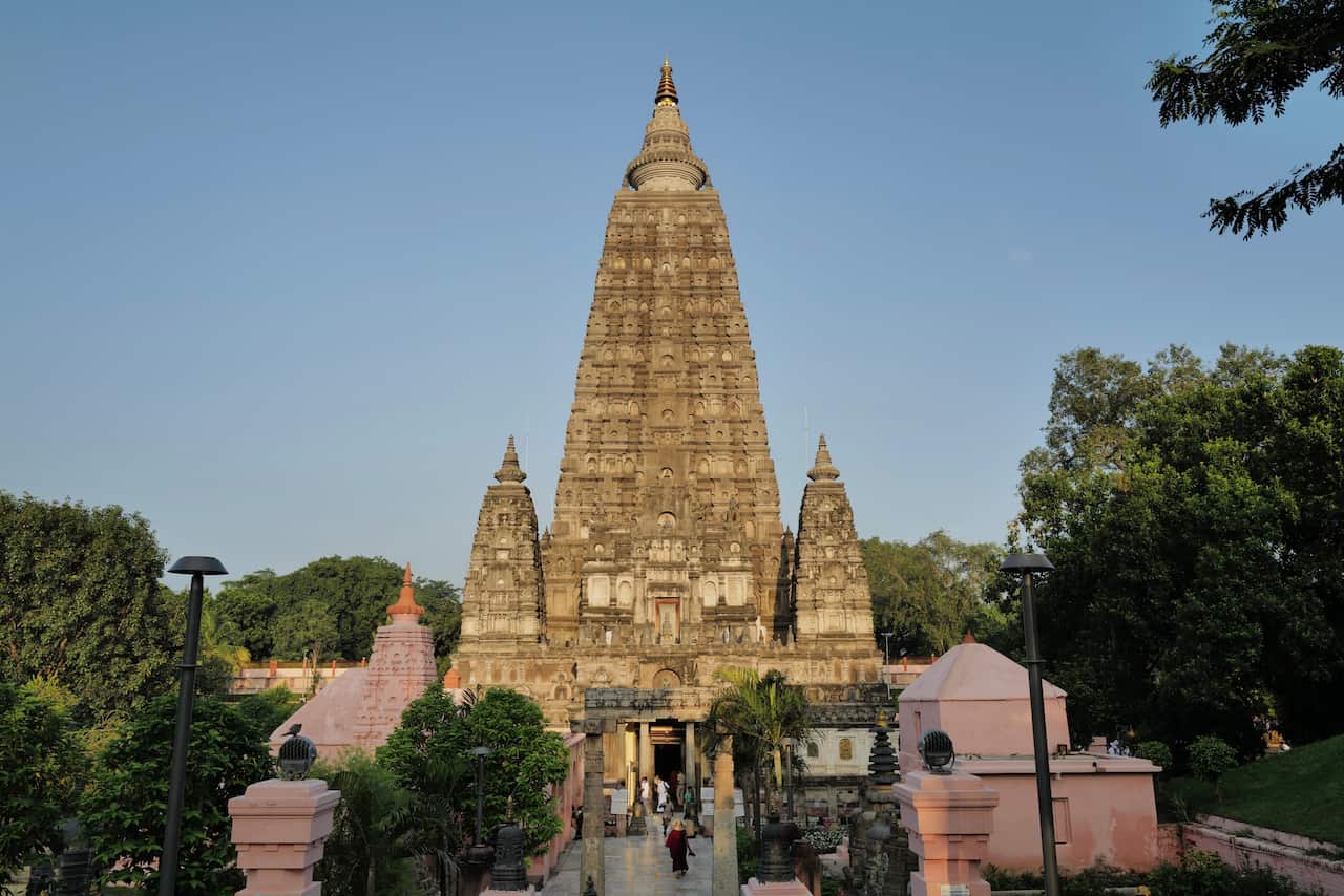 Chùa Mahabodhi hùng vĩ dưới ánh nắng ban mai.