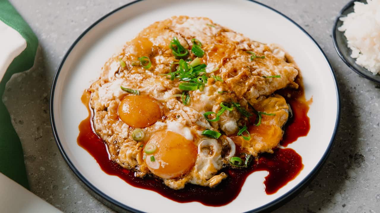 Fried eggs and soy sauce