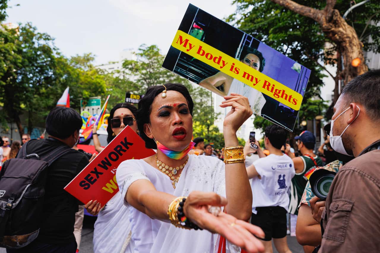 A person holding a sign that reads "my body is my rights".
