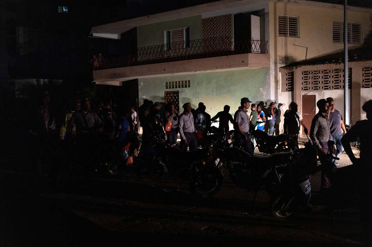 Policía nacional entre los manifestantes que piden el restablecimiento de los servicios eléctricos después de cuatro días de apagones provocados por el huracán Ian, en La Habana, Cuba, el viernes 30 de septiembre de 2022