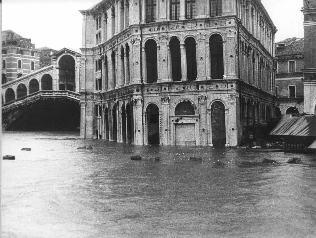 Il Canal Grande all’altezza del Ponte di Rialto durante le inondazioni del 1966.