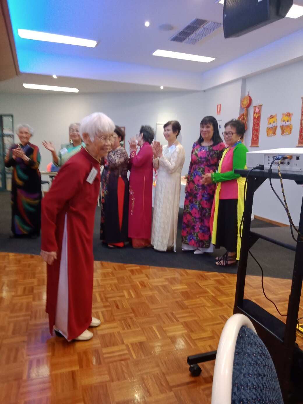 Bác Hà vui vẻ khi sinh hoạt cùng các vị cao niên trong hội