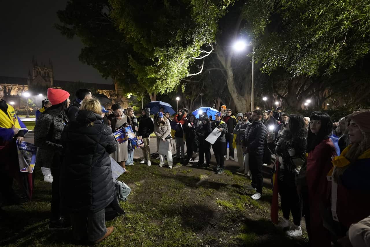 Manifestantes venezolanos en un parque en Sídney (31 de julio, 2024).jpg