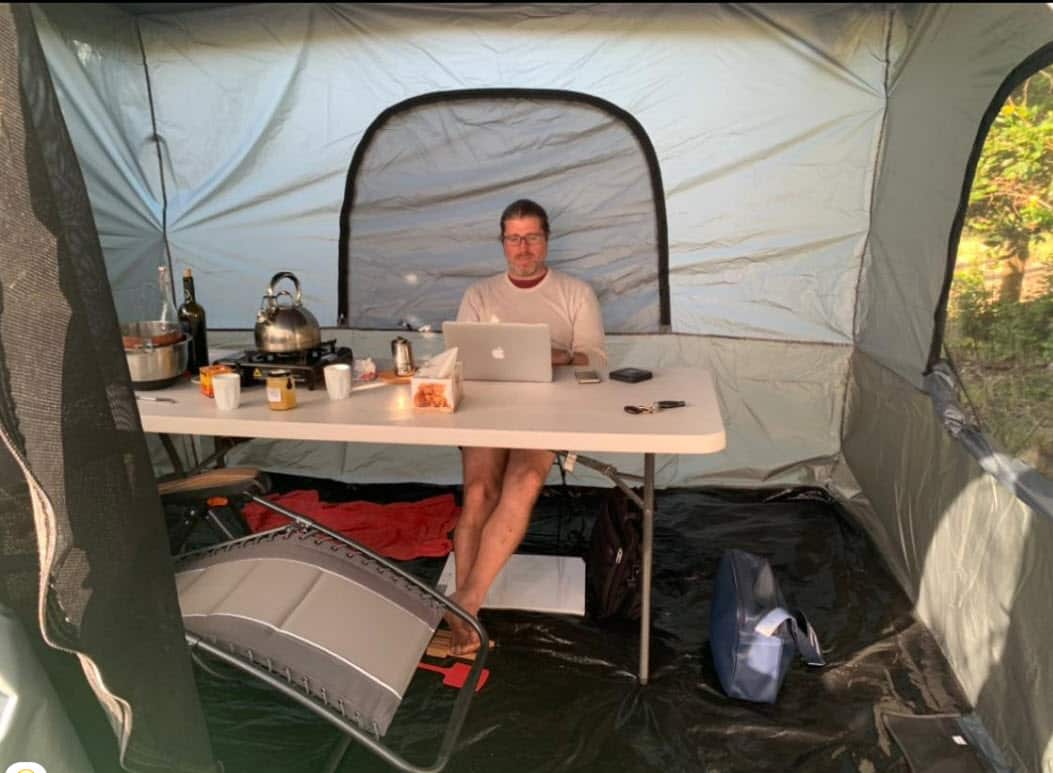 Smartworking estremo per Fabio nel suo van.