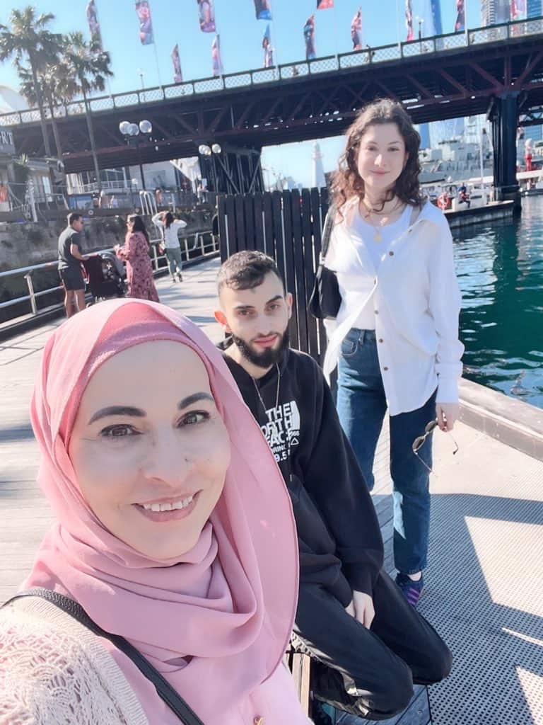 نجاح حداد مع أولادها.JPG